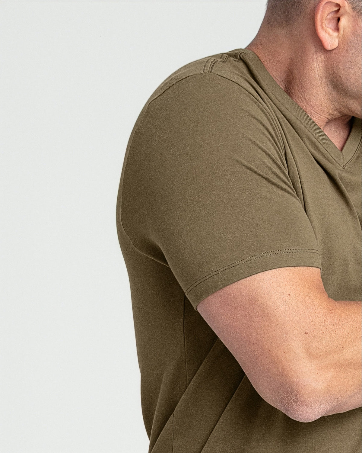 Organic V-Neck T-Shirt (Slim Fit) / Military Olive